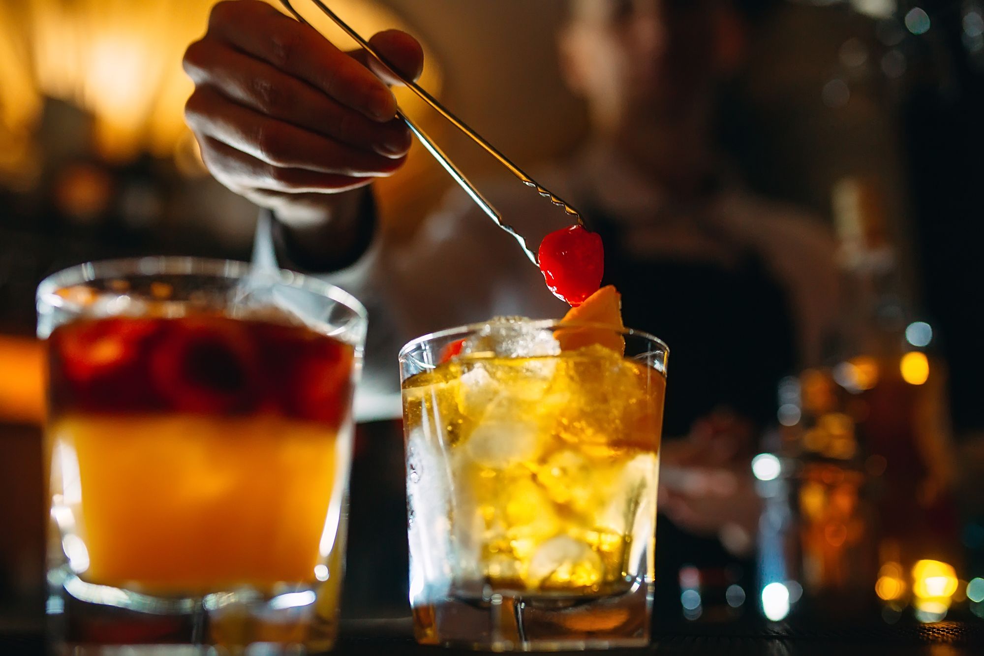 How much does it cost to open a bar: a bartender preparing cocktails behind a bar