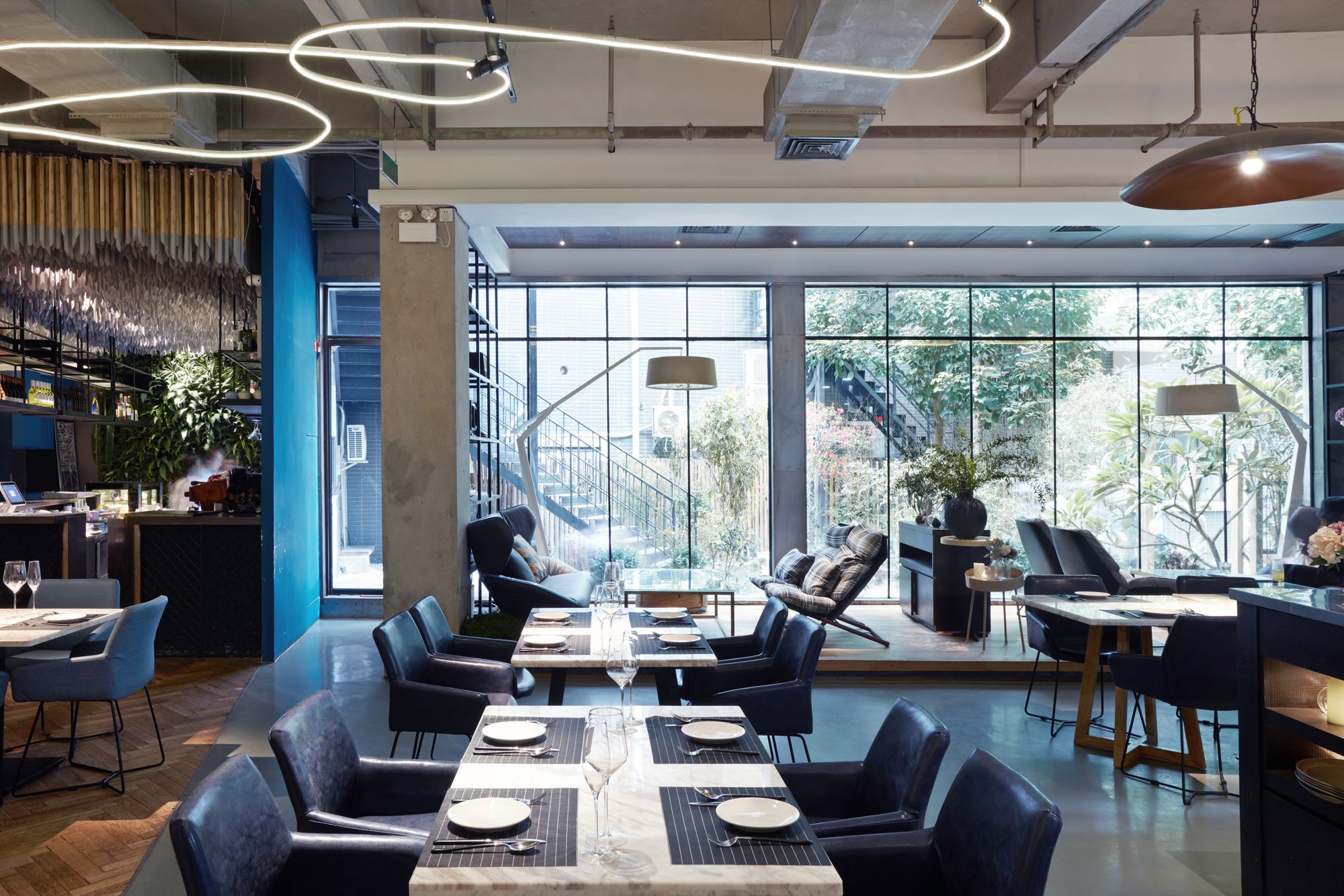 How to open a restaurant with no experience: a modern restaurant dining room set for service