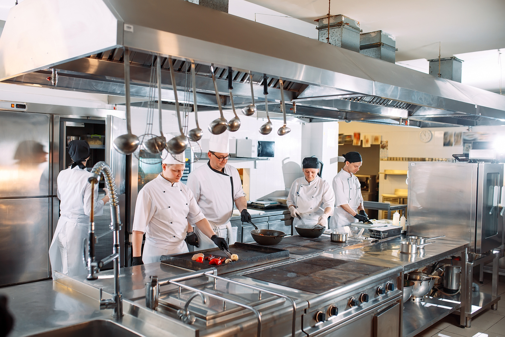Restaurant kitchen team, the experience a first-time owner hires when opening a restaurant with no experience